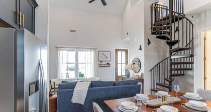 Boat-Ready Location! Airy Greenwood Family Cottage