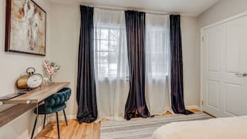 2 habitaciones, escritorio, tabla de planchar con plancha y internet