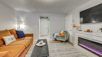 Televisión y chimenea