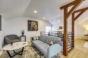 TV - Spacious & Updated Group Getaway in Detroit! (Detroit)