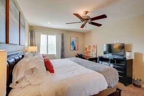 1 bedroom, desk, iron/ironing board, Internet - Walk to Everything! Pet-Friendly Old Town Condo (Scottsdale)