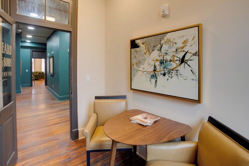 Near Med Centers: Historic Apt in Dtwn Florence!