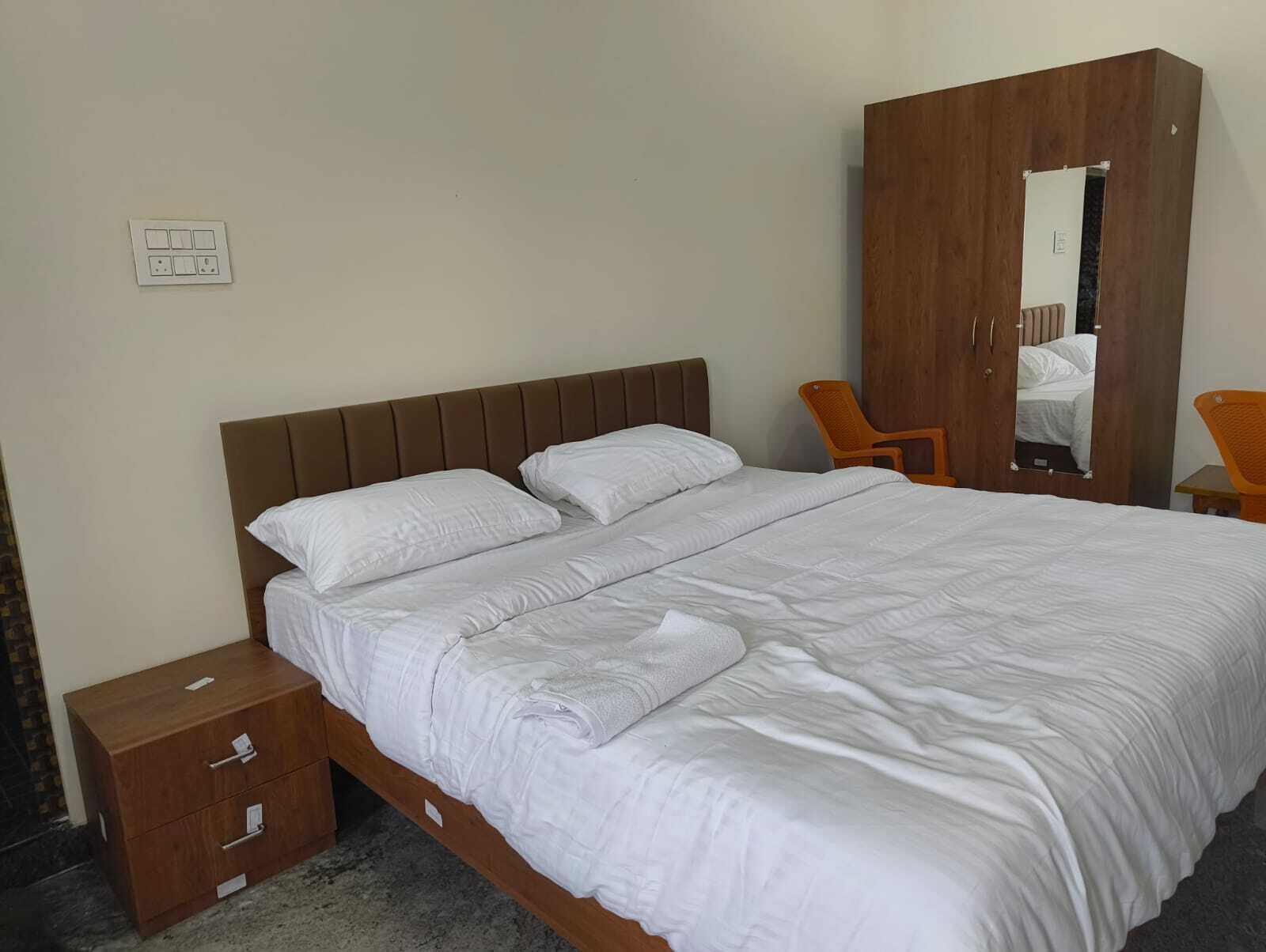 Deluxe Double Room, 1 King Bed, Air conditioning, Courtyard View | In-room safe, desk, laptop workspace, iron/ironing board