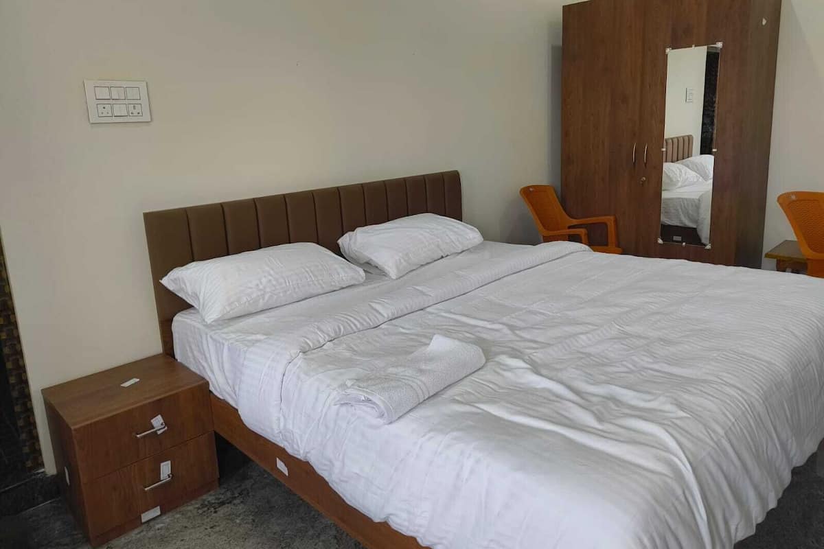 Deluxe Double Room, 1 King Bed, Air conditioning, Courtyard View | In-room safe, desk, laptop workspace, iron/ironing board