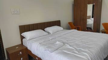 Deluxe Double Room, 1 King Bed, Air conditioning, Courtyard View | In-room safe, desk, laptop workspace, iron/ironing board