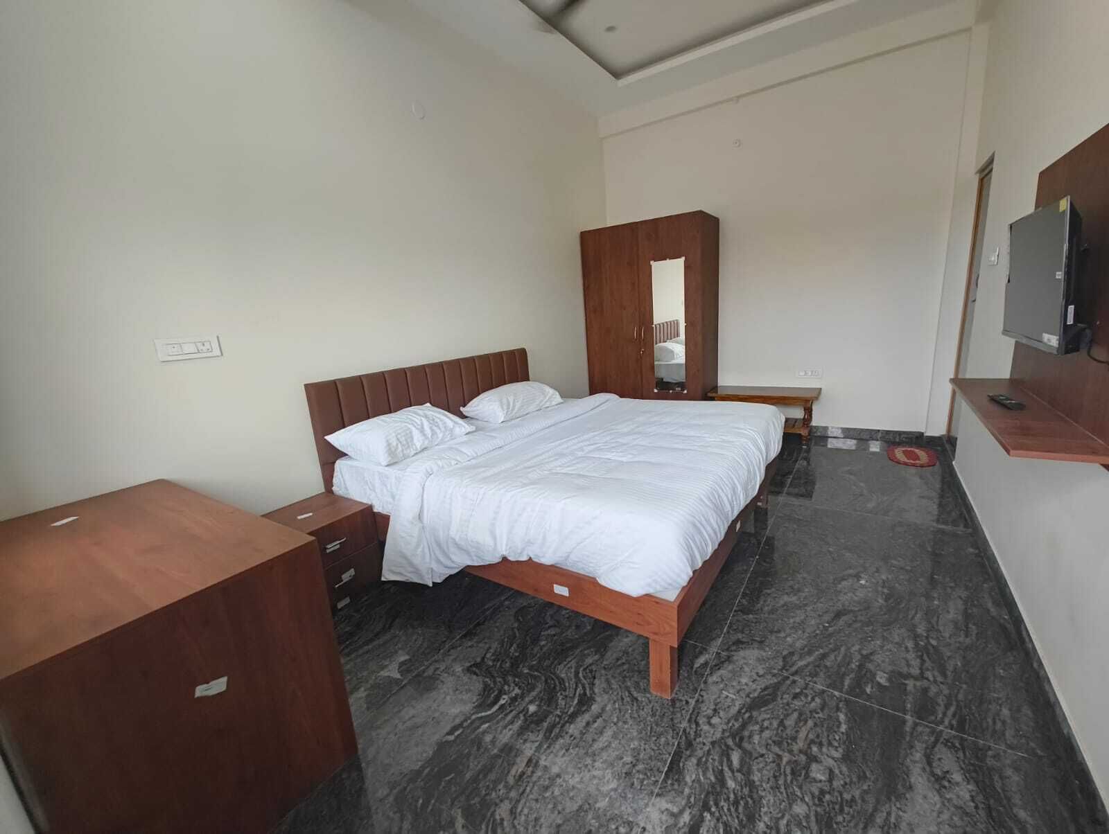 Deluxe Double Room, 1 King Bed, Air conditioning, Courtyard View | In-room safe, desk, laptop workspace, iron/ironing board