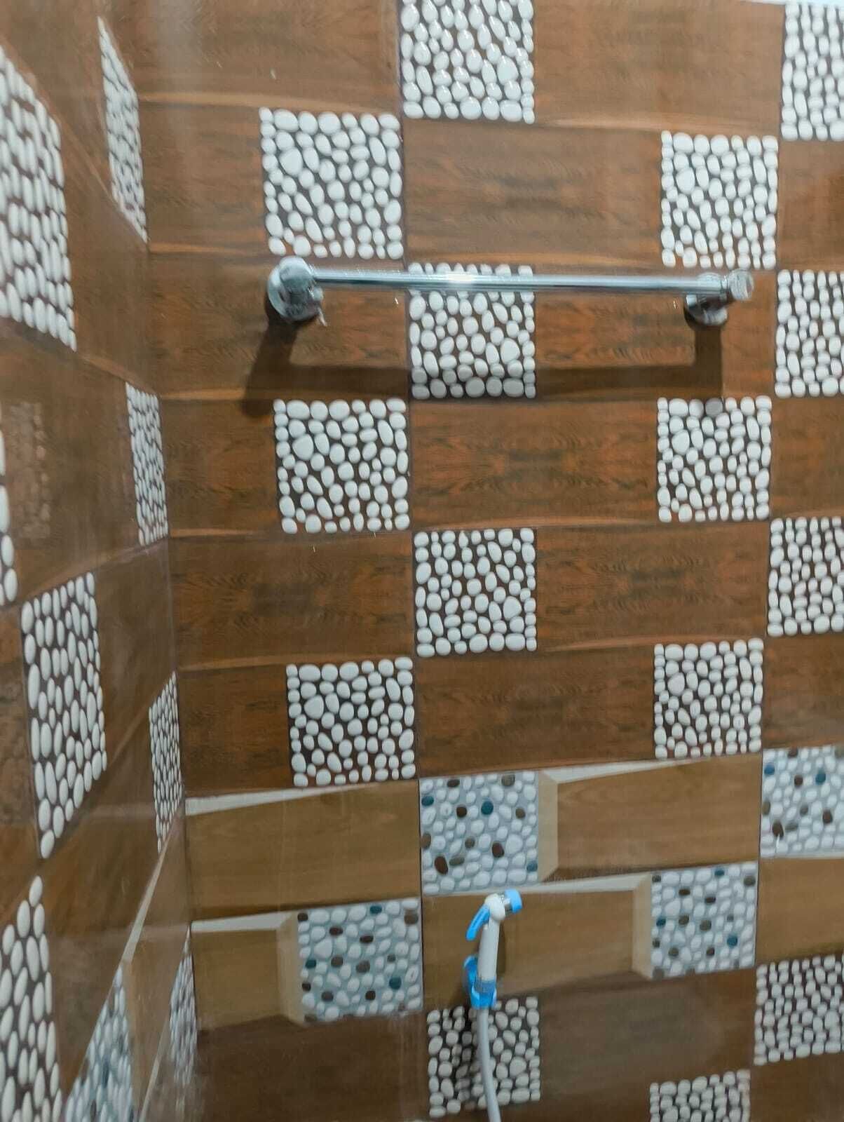 Economy-Zimmer, 1 Queen-Bett, eigenes Bad, Erdgeschoss | Badezimmer | Dusche, Hausschuhe