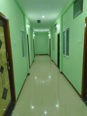 Economy Room, 1 Queen Bed, Private Bathroom, Ground Floor | Interior