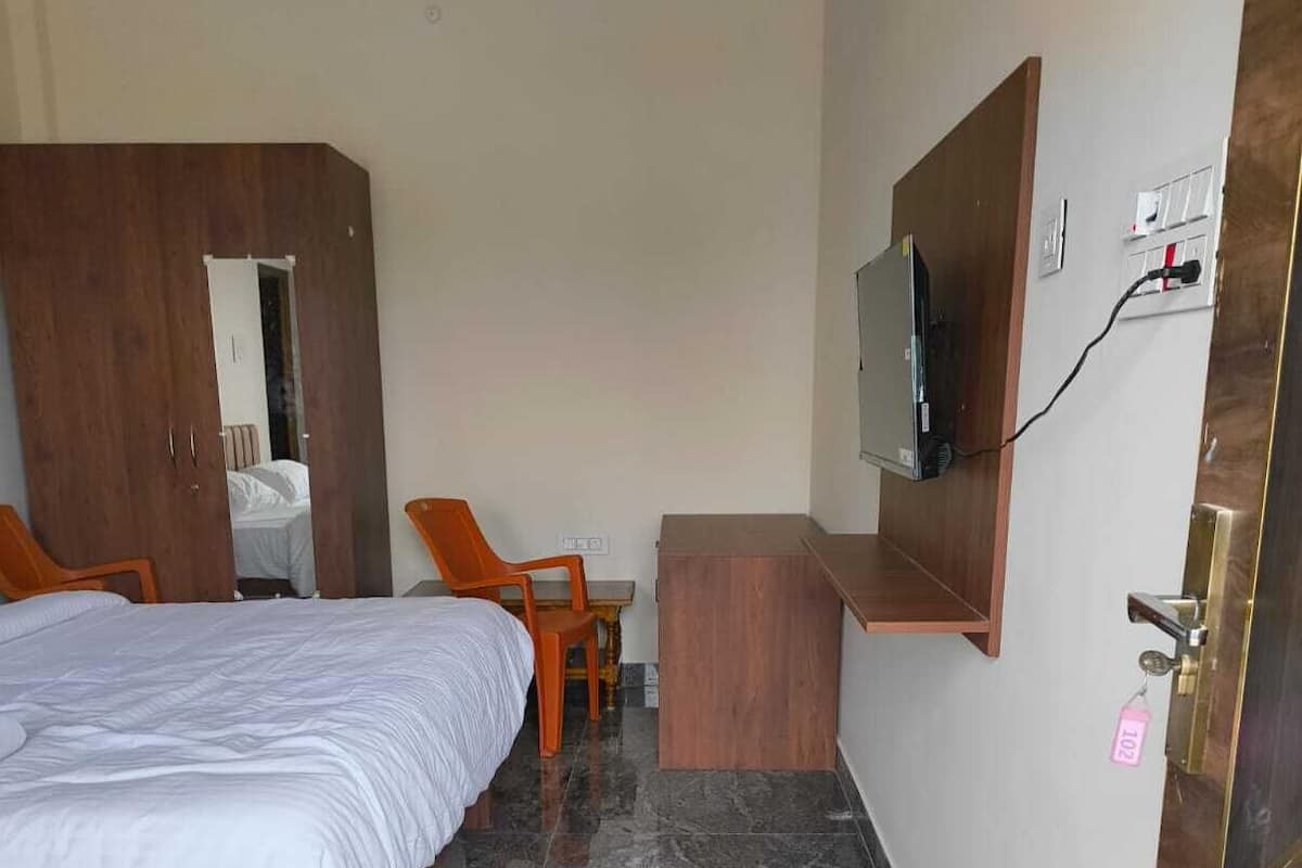 Deluxe-dobbeltværelse - 1 kingsize-seng - aircondition - udsigt til gårdsplads | Pengeskab på værelset, skrivebord, arbejdsområde til bærbare computere