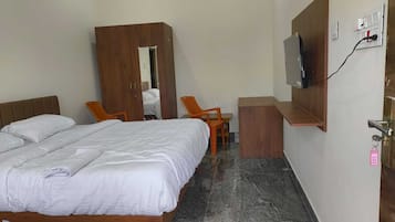 Deluxe Double Room, 1 King Bed, Air conditioning, Courtyard View | In-room safe, desk, laptop workspace, iron/ironing board