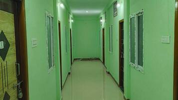 Economy Room, 1 Queen Bed, Private Bathroom, Ground Floor | Interior