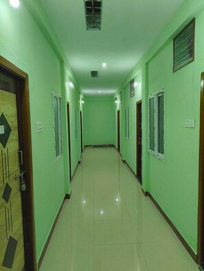 Economy Room, 1 Queen Bed, Private Bathroom, Ground Floor | Interior