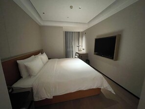 Desk, laptop workspace, free WiFi - The Eaton Sky Towers Toronto (Toronto)