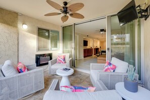 Televisión, chimenea y libros 
