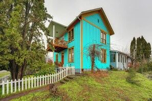 A two-story house with a white picket fence, a balcony, and a front porch. - Gateway to Adventure! Dtwn Toledo Home Near Hiking (Toledo)