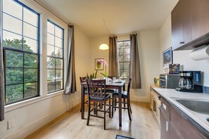 Réfrigérateur, micro-ondes, cafetière/bouilloire, grille-pain