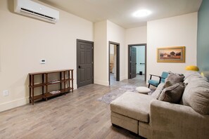 Living area - Walkable Couple’s Retreat in Downtown Florence (Florence)