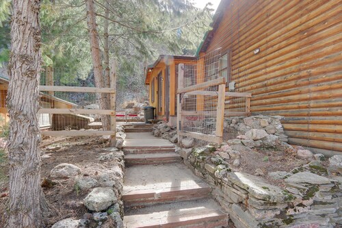 Riverfront Drake Home - 10 Mi to Estes Park!