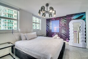 2 bedrooms, iron/ironing board, Internet, bed sheets - Luxe Miami Vice Condo! Bay Views & Pool Access (Miami)