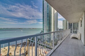 Property grounds - Luxe Miami Vice Condo! Bay Views & Pool Access (Miami)