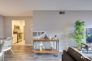 TV - Fully Renovated! Walkable Old Town Condo (Scottsdale)
