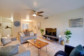 TV, books - Walk to Waterfront! Couple’s Retreat in Old Town (Scottsdale)