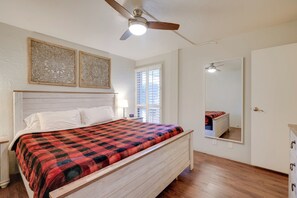 1 bedroom, iron/ironing board, Internet, bed sheets - Walk to Waterfront! Couple’s Retreat in Old Town (Scottsdale)