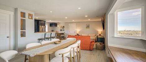 Télévision, cheminée, livres