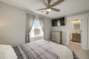 2 bedrooms, desk, iron/ironing board, travel crib