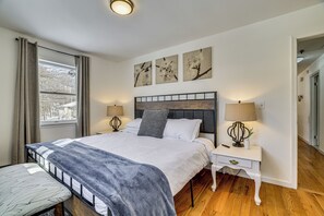 5 bedrooms, desk, iron/ironing board, travel cot - Private Hot Tub + Lake Access: Poconos Escape! (Tobyhanna)