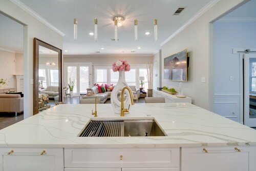 Near Joe Pool Lake! Luxe Getaway w/ Shared Pool