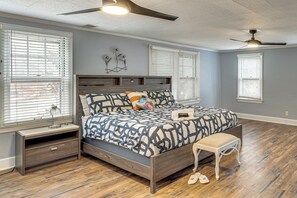 5 bedrooms, desk, iron/ironing board, travel cot - Lakeside Clifton Heights Home Near Forest Park (St. Louis)