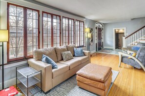 TV, books - Lakeside Clifton Heights Home Near Forest Park (St. Louis)