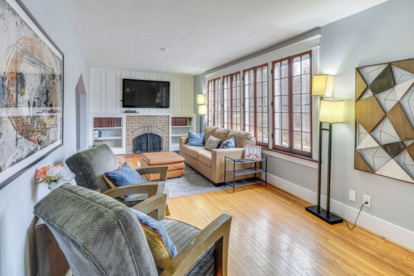 TV, books - Lakeside Clifton Heights Home Near Forest Park (St. Louis)