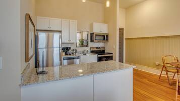 Fridge, microwave, stovetop, dishwasher