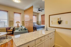 1 makuuhuone, silitysrauta/-lauta, internet, vuodevaatteet