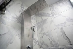 Hair dryer, towels, soap, toilet paper - Retro Zen-Great Central Location-Free Gated Park - 2 Bedroom -Downtown Dallas (Dallas)