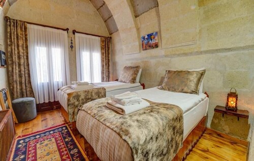 Family Cave Room with Terrace & Balloon View