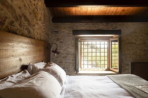 9 bedrooms, free WiFi, bed sheets - Villa Fortino: A characteristic two-story age-old estate in a quiet position, surrounded by the Sicilian countryside, with Free WI-FI. (Alcamo)