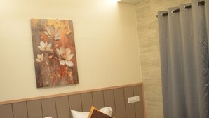 Deluxe Double Room, Balcony, City View | Meja, ruang kerja komputer riba, Wi-fi percuma 