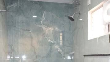 Een douche, gratis toiletartikelen, handdoeken, zeep