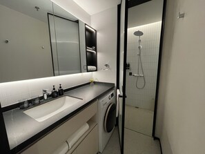 Gambar tidak terklasifikasi, 2 dari 6, tombol