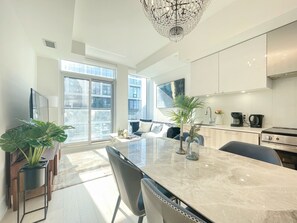 Executive Suite, Lake View | Private kitchen | Full-size fridge, microwave, oven, stovetop - The Eaton Towers Dundas Toronto (Toronto)