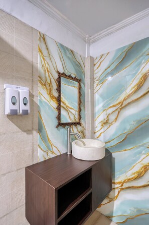 Standard Tek Büyük Yataklı Oda | Banyo