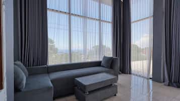 Family Quadruple Room | Living area