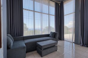 Family Quadruple Room | Living area