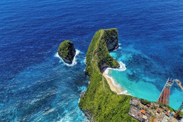 Unclassified image, 1 of 65, button - Kelingking Point (Penida Island)