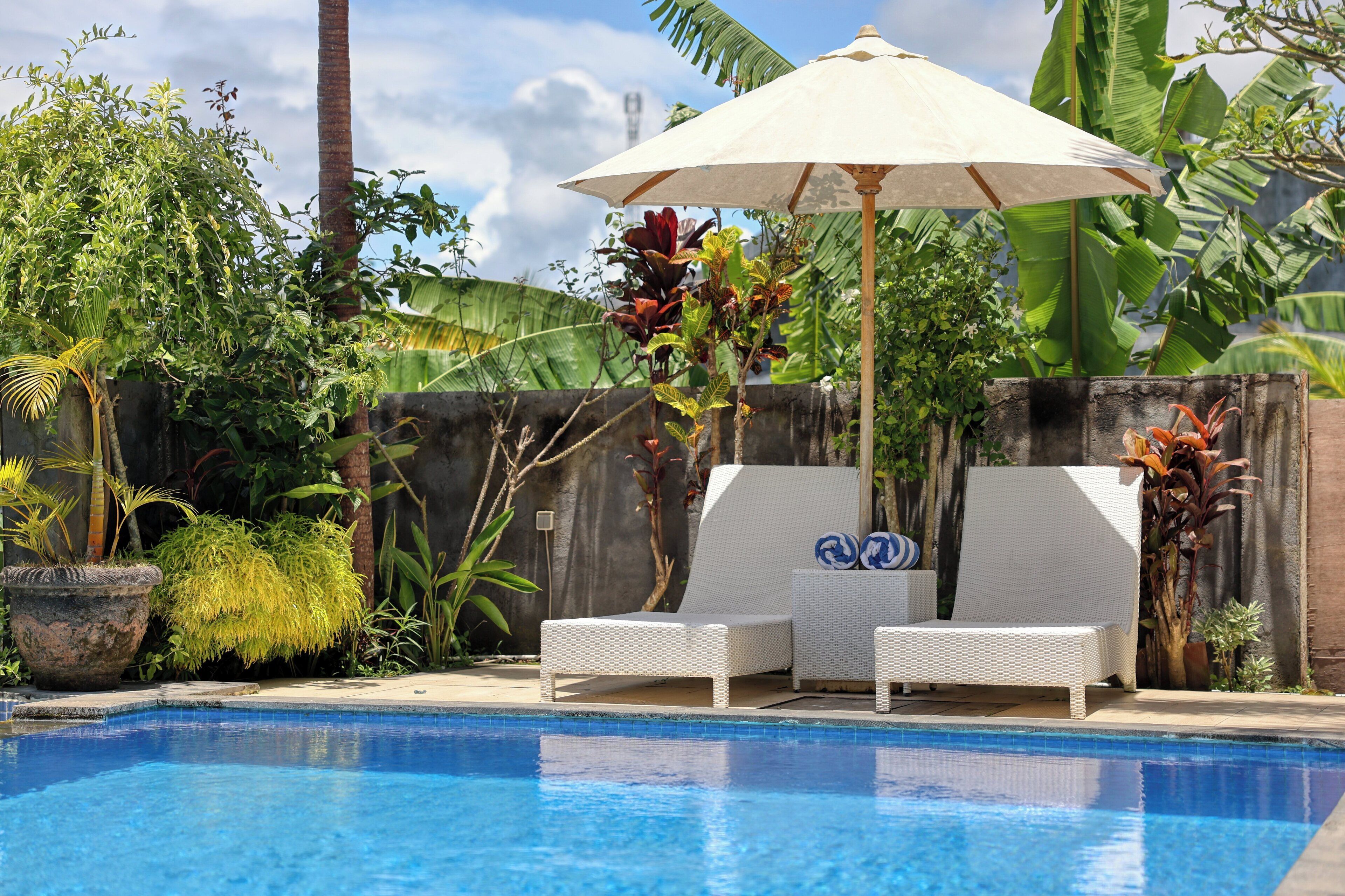 Una piscina al aire libre