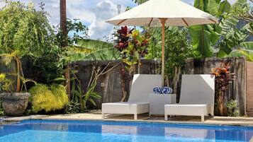 Una piscina al aire libre