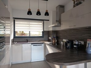 Fridge, microwave, oven, stovetop - Magnificent apartment 2 minutes walk from the beach and shops (Grosseto-Prugna)
